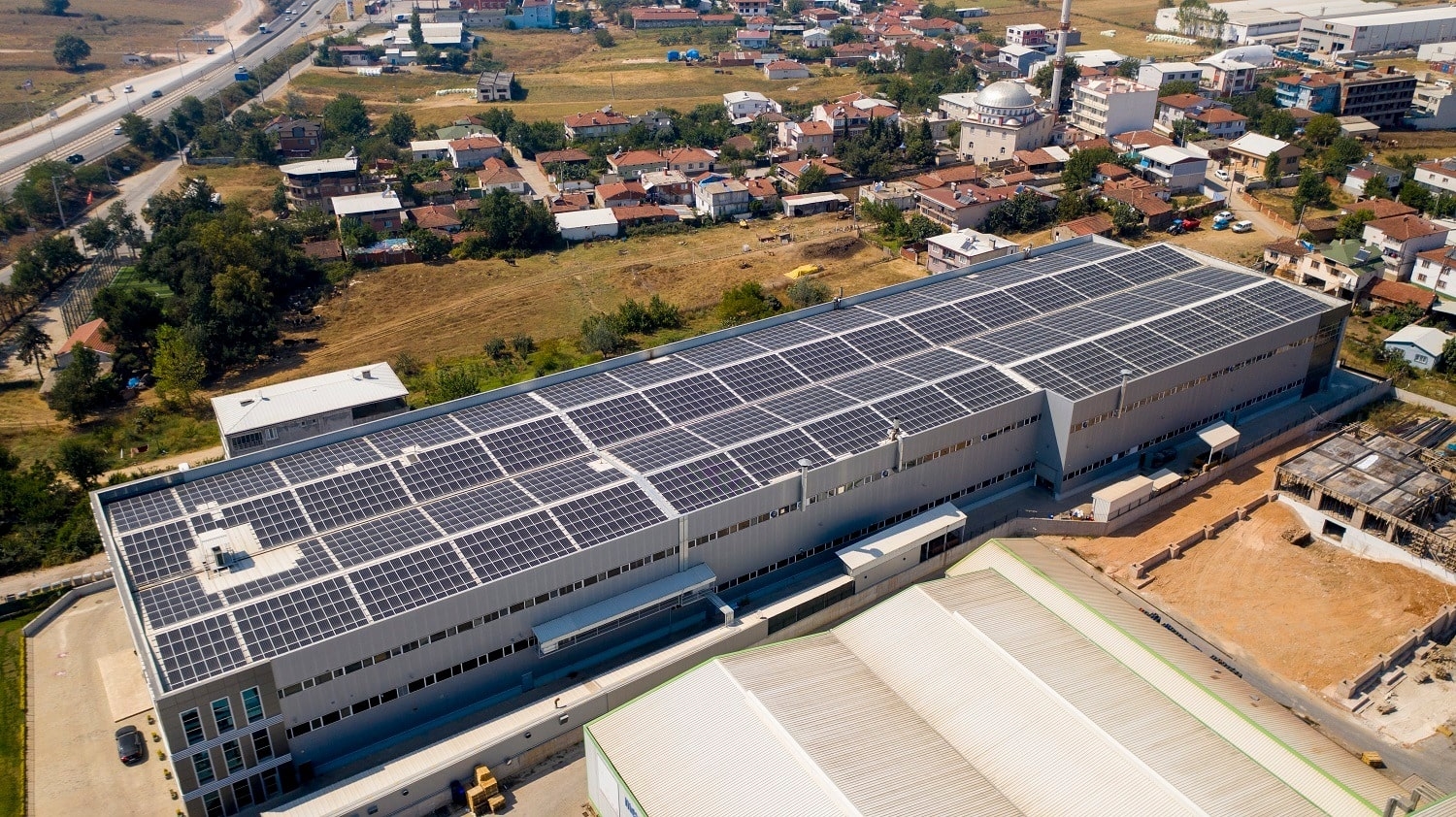 CW Enerji, Türkiye'nin Dört Bir Yanındaki Fabrika Çatılarını GES ile Donatıyor